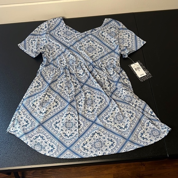 Due time Maternity NWT Blue and WHite Short SLeeve Shirt SZ Medium - Picture 1 of 6